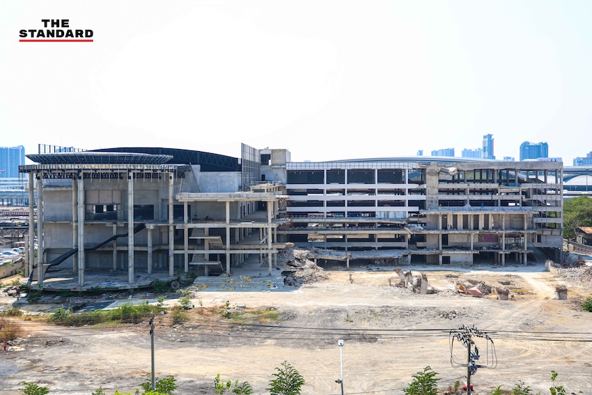 ภาพซากปรักหักพังและพื้นที่ว่างเปล่าของ 'ตึกสำนักงานการตรวจเงินแผ่นดิน (สตง.) แห่งใหม่' หลังเหตุการณ์ถล่มครบรอบ 1 ปี 1