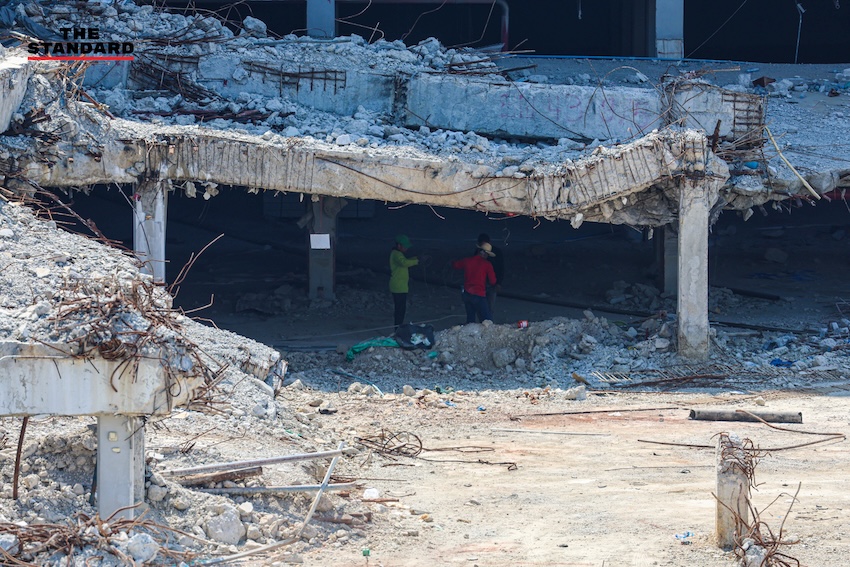 ภาพซากปรักหักพังและพื้นที่ว่างเปล่าของ 'ตึกสำนักงานการตรวจเงินแผ่นดิน (สตง.) แห่งใหม่' หลังเหตุการณ์ถล่มครบรอบ 1 ปี 10