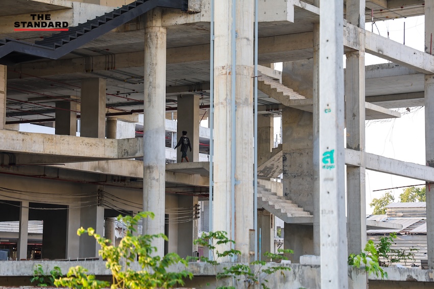 ภาพซากปรักหักพังและพื้นที่ว่างเปล่าของ 'ตึกสำนักงานการตรวจเงินแผ่นดิน (สตง.) แห่งใหม่' หลังเหตุการณ์ถล่มครบรอบ 1 ปี 11