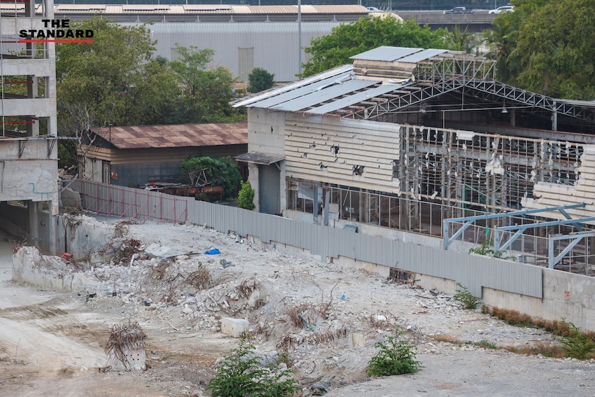 ภาพซากปรักหักพังและพื้นที่ว่างเปล่าของ 'ตึกสำนักงานการตรวจเงินแผ่นดิน (สตง.) แห่งใหม่' หลังเหตุการณ์ถล่มครบรอบ 1 ปี 12