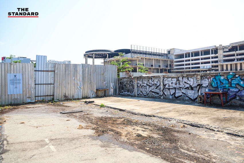 ภาพซากปรักหักพังและพื้นที่ว่างเปล่าของ 'ตึกสำนักงานการตรวจเงินแผ่นดิน (สตง.) แห่งใหม่' หลังเหตุการณ์ถล่มครบรอบ 1 ปี 13