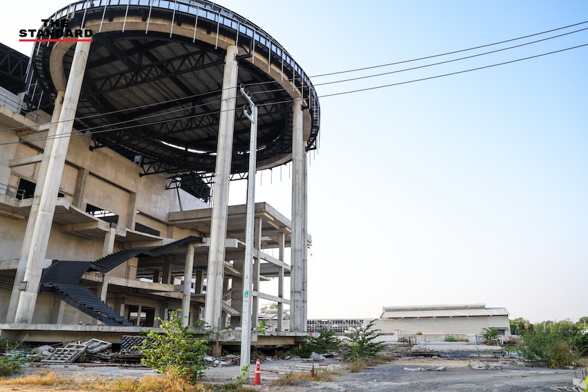 ภาพซากปรักหักพังและพื้นที่ว่างเปล่าของ 'ตึกสำนักงานการตรวจเงินแผ่นดิน (สตง.) แห่งใหม่' หลังเหตุการณ์ถล่มครบรอบ 1 ปี 14