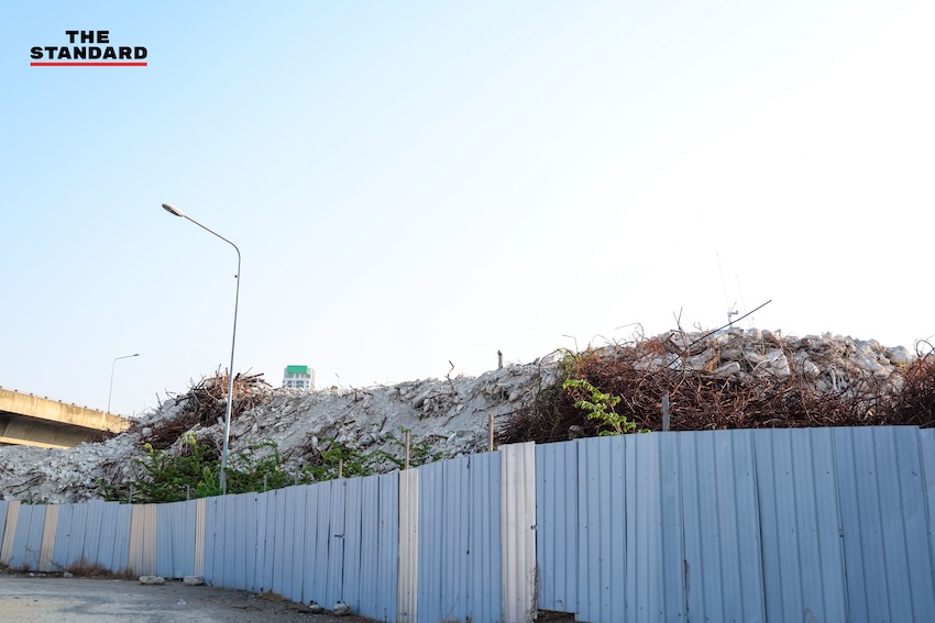 ภาพซากปรักหักพังและพื้นที่ว่างเปล่าของ 'ตึกสำนักงานการตรวจเงินแผ่นดิน (สตง.) แห่งใหม่' หลังเหตุการณ์ถล่มครบรอบ 1 ปี 15