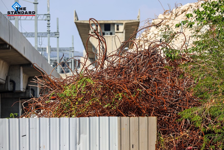 ภาพซากปรักหักพังและพื้นที่ว่างเปล่าของ 'ตึกสำนักงานการตรวจเงินแผ่นดิน (สตง.) แห่งใหม่' หลังเหตุการณ์ถล่มครบรอบ 1 ปี 16