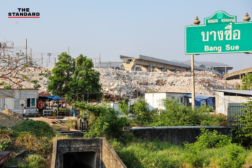ภาพซากปรักหักพังและพื้นที่ว่างเปล่าของ 'ตึกสำนักงานการตรวจเงินแผ่นดิน (สตง.) แห่งใหม่' หลังเหตุการณ์ถล่มครบรอบ 1 ปี 18
