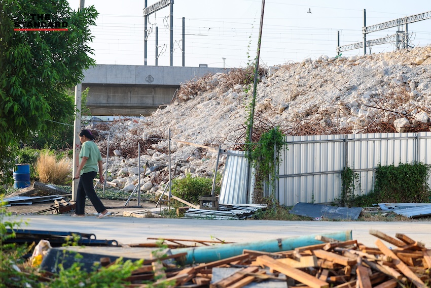 ภาพซากปรักหักพังและพื้นที่ว่างเปล่าของ 'ตึกสำนักงานการตรวจเงินแผ่นดิน (สตง.) แห่งใหม่' หลังเหตุการณ์ถล่มครบรอบ 1 ปี 19