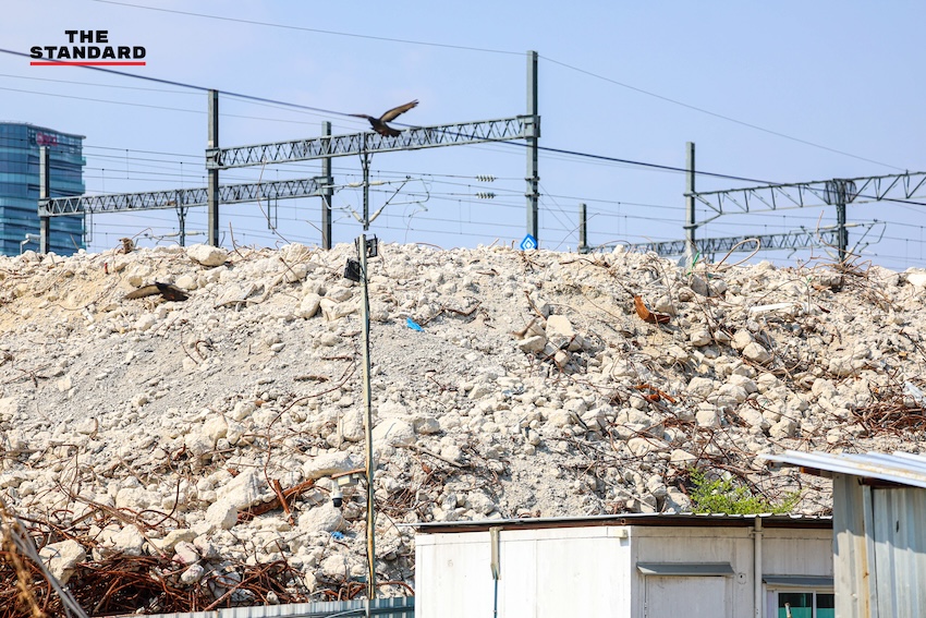 ภาพซากปรักหักพังและพื้นที่ว่างเปล่าของ 'ตึกสำนักงานการตรวจเงินแผ่นดิน (สตง.) แห่งใหม่' หลังเหตุการณ์ถล่มครบรอบ 1 ปี 2