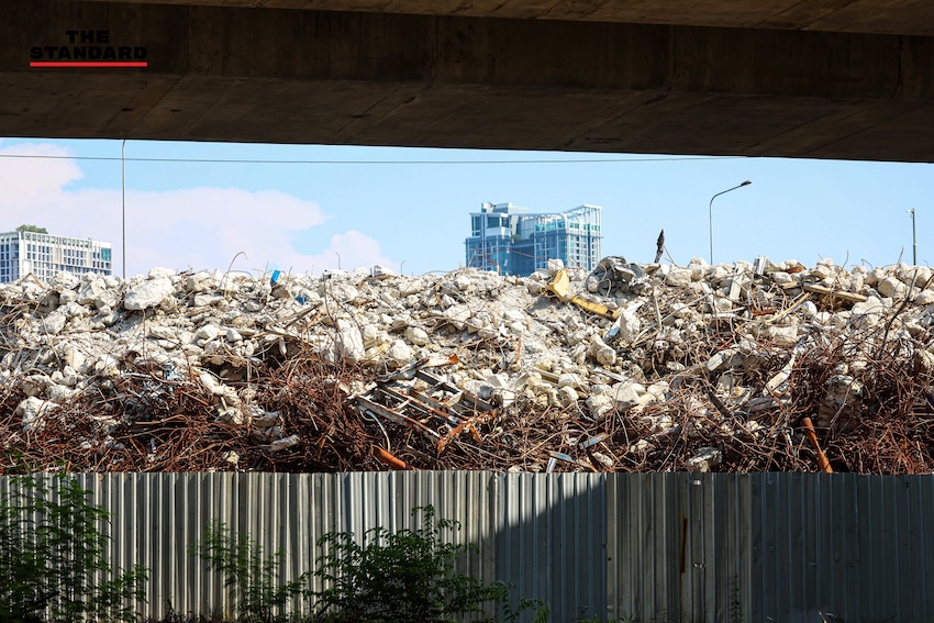 ภาพซากปรักหักพังและพื้นที่ว่างเปล่าของ 'ตึกสำนักงานการตรวจเงินแผ่นดิน (สตง.) แห่งใหม่' หลังเหตุการณ์ถล่มครบรอบ 1 ปี 24