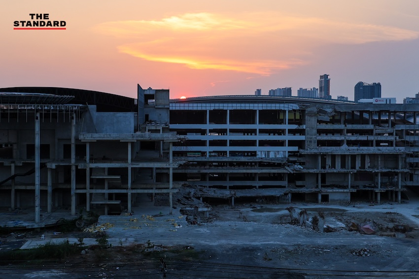 ภาพซากปรักหักพังและพื้นที่ว่างเปล่าของ 'ตึกสำนักงานการตรวจเงินแผ่นดิน (สตง.) แห่งใหม่' หลังเหตุการณ์ถล่มครบรอบ 1 ปี 26