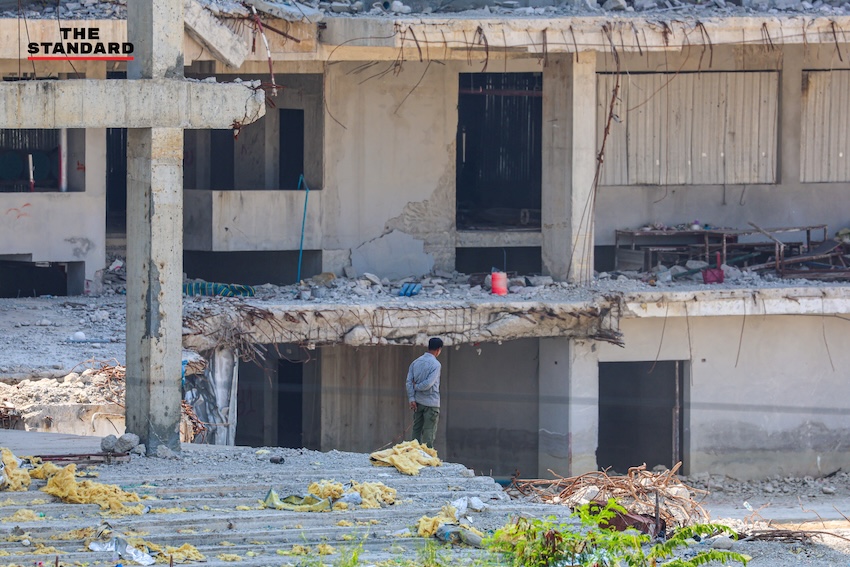 ภาพซากปรักหักพังและพื้นที่ว่างเปล่าของ 'ตึกสำนักงานการตรวจเงินแผ่นดิน (สตง.) แห่งใหม่' หลังเหตุการณ์ถล่มครบรอบ 1 ปี 3