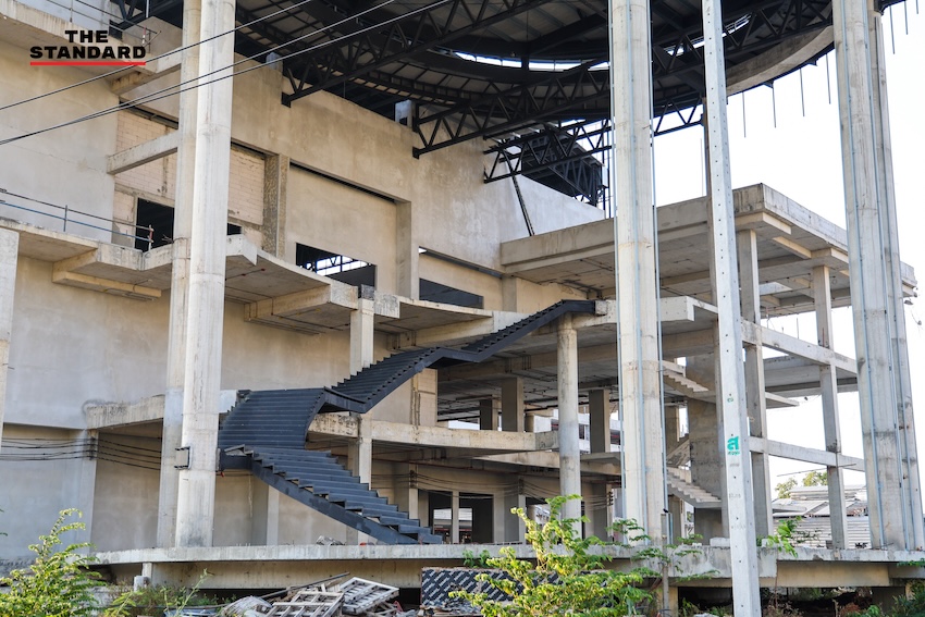 ภาพซากปรักหักพังและพื้นที่ว่างเปล่าของ 'ตึกสำนักงานการตรวจเงินแผ่นดิน (สตง.) แห่งใหม่' หลังเหตุการณ์ถล่มครบรอบ 1 ปี 4