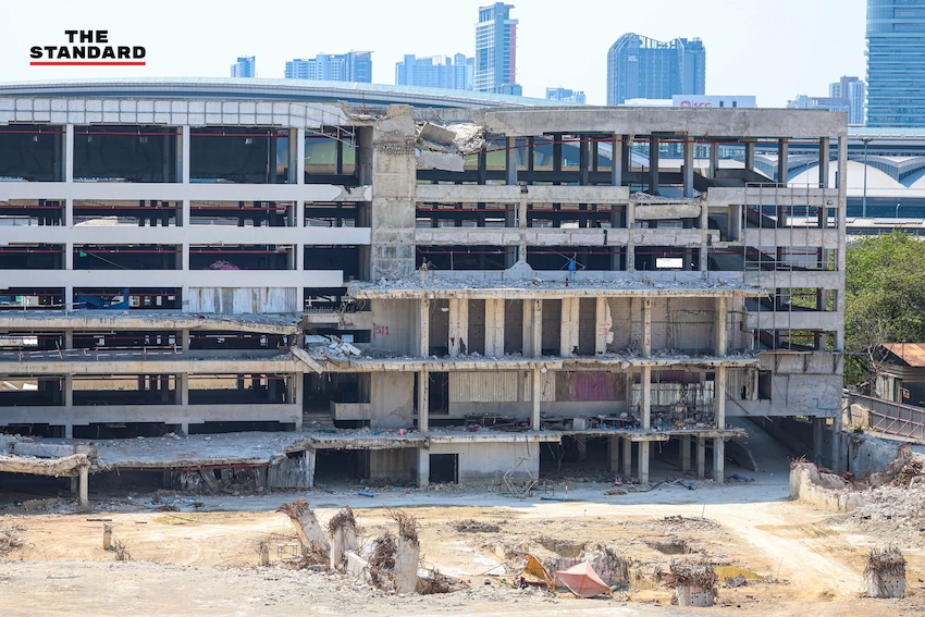 ภาพซากปรักหักพังและพื้นที่ว่างเปล่าของ 'ตึกสำนักงานการตรวจเงินแผ่นดิน (สตง.) แห่งใหม่' หลังเหตุการณ์ถล่มครบรอบ 1 ปี 5