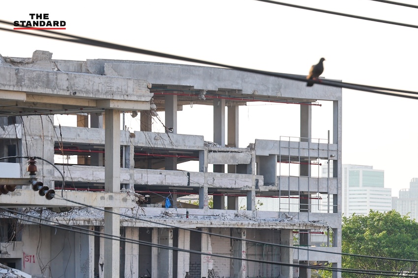 ภาพซากปรักหักพังและพื้นที่ว่างเปล่าของ 'ตึกสำนักงานการตรวจเงินแผ่นดิน (สตง.) แห่งใหม่' หลังเหตุการณ์ถล่มครบรอบ 1 ปี 8