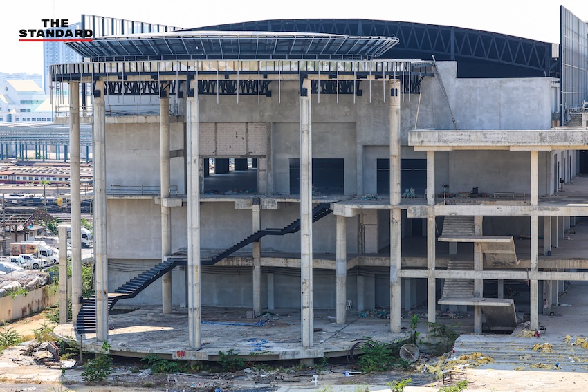 ภาพซากปรักหักพังและพื้นที่ว่างเปล่าของ 'ตึกสำนักงานการตรวจเงินแผ่นดิน (สตง.) แห่งใหม่' หลังเหตุการณ์ถล่มครบรอบ 1 ปี 9