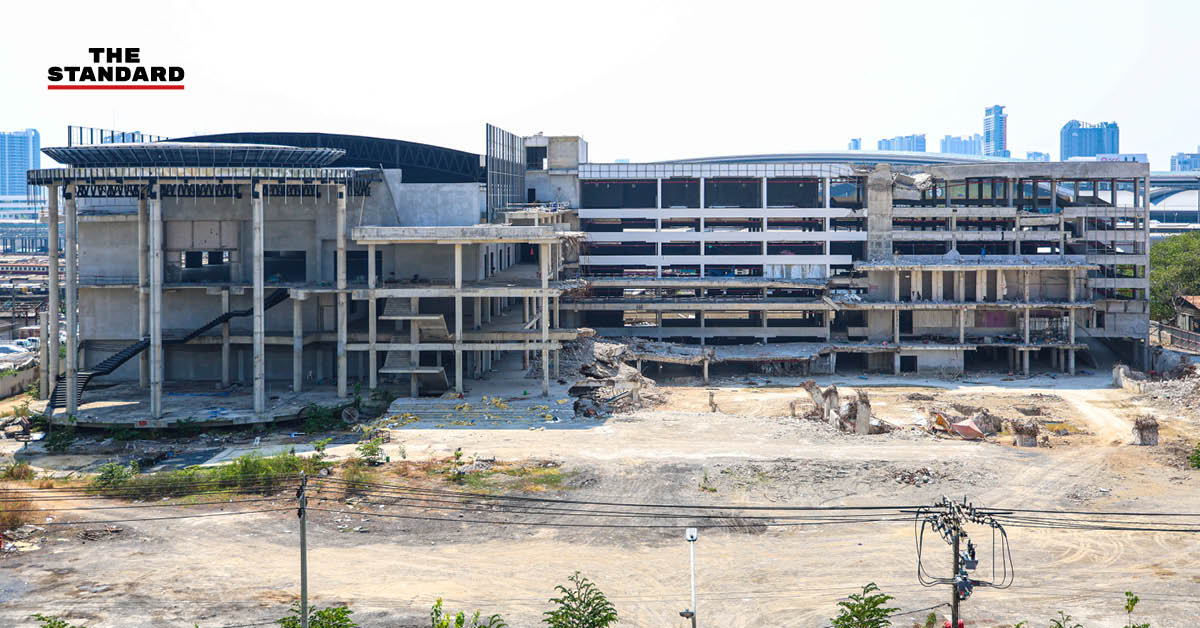 ภาพซากปรักหักพังและพื้นที่ว่างเปล่าของ 'ตึกสำนักงานการตรวจเงินแผ่นดิน (สตง.) แห่งใหม่' หลังเหตุการณ์ถล่มครบรอบ 1 ปี