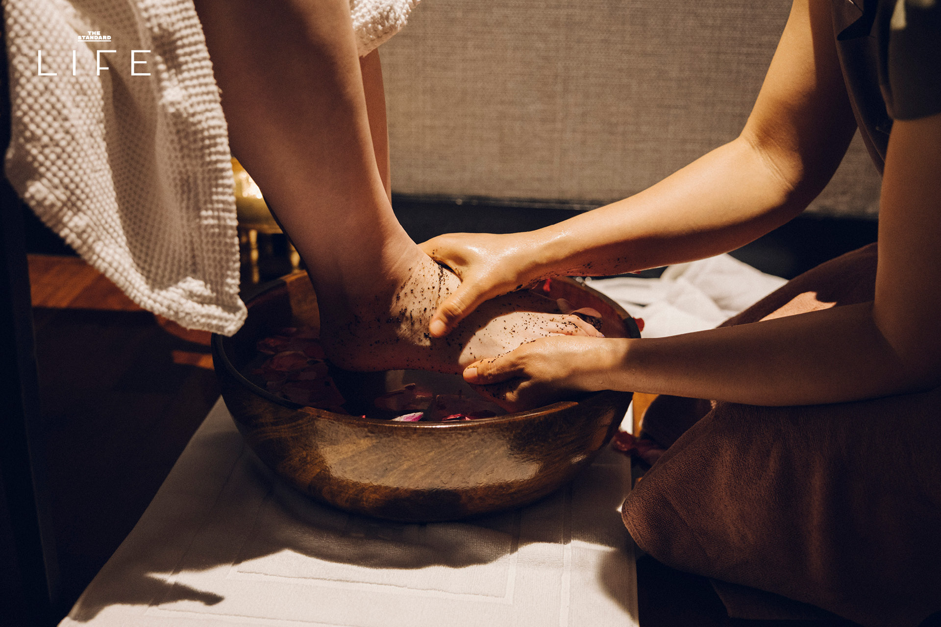 ภาพบรรยากาศการทำทรีตเมนต์ Office Syndrome Melt-Away ที่ Athenee Spa ช่วยบรรเทาอาการปวดหลัง 12