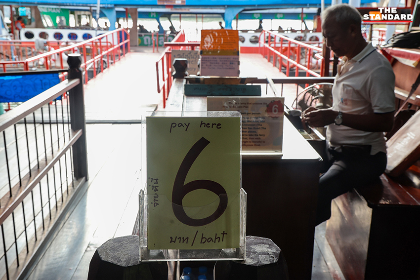 ภาพถ่ายเรือข้ามฟากและเรือด่วนเจ้าพระยา ณ ท่าเรือสาทร แสดงผลกระทบจากวิกฤตน้ำมันและการปรับค่าโดยสาร 1