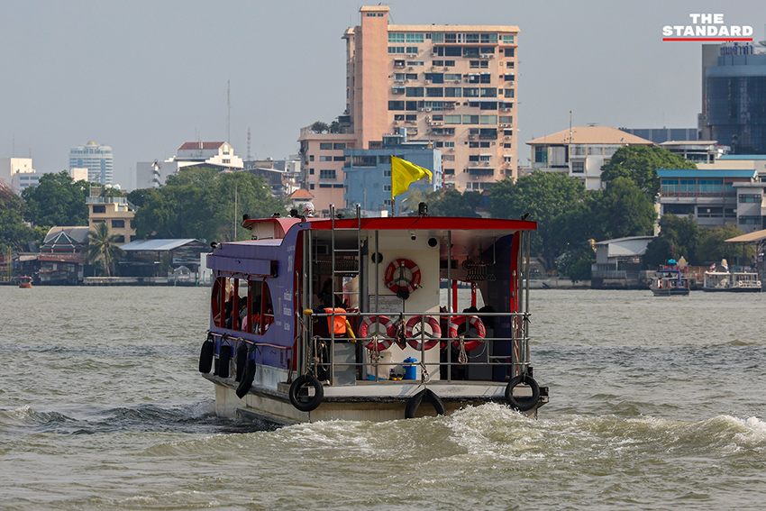 ภาพถ่ายเรือข้ามฟากและเรือด่วนเจ้าพระยา ณ ท่าเรือสาทร แสดงผลกระทบจากวิกฤตน้ำมันและการปรับค่าโดยสาร 10