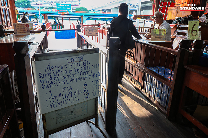 ภาพถ่ายเรือข้ามฟากและเรือด่วนเจ้าพระยา ณ ท่าเรือสาทร แสดงผลกระทบจากวิกฤตน้ำมันและการปรับค่าโดยสาร 4