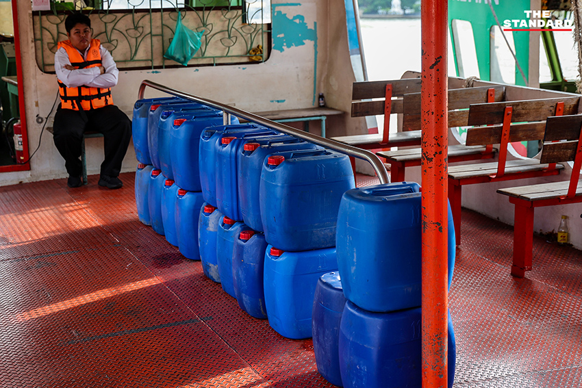ภาพถ่ายเรือข้ามฟากและเรือด่วนเจ้าพระยา ณ ท่าเรือสาทร แสดงผลกระทบจากวิกฤตน้ำมันและการปรับค่าโดยสาร 5