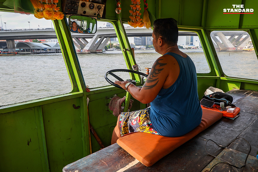 ภาพถ่ายเรือข้ามฟากและเรือด่วนเจ้าพระยา ณ ท่าเรือสาทร แสดงผลกระทบจากวิกฤตน้ำมันและการปรับค่าโดยสาร 6