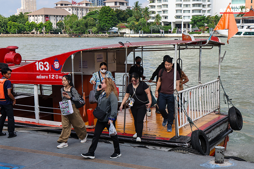 ภาพถ่ายเรือข้ามฟากและเรือด่วนเจ้าพระยา ณ ท่าเรือสาทร แสดงผลกระทบจากวิกฤตน้ำมันและการปรับค่าโดยสาร 9