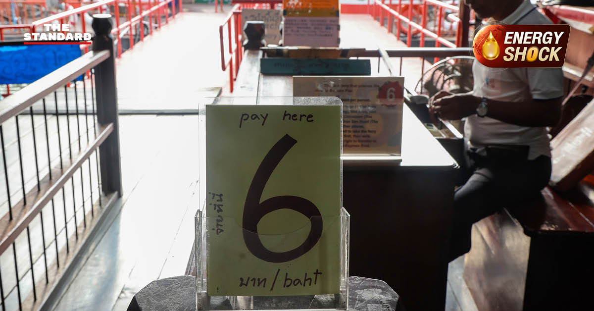 ภาพถ่ายเรือข้ามฟากและเรือด่วนเจ้าพระยา ณ ท่าเรือสาทร แสดงผลกระทบจากวิกฤตน้ำมันและการปรับค่าโดยสาร