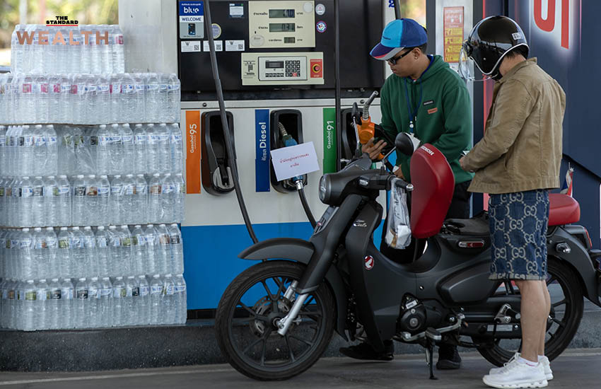 สถานีบริการน้ำมันหลายแห่งติดป้ายแจ้ง 'น้ำมันหมด' หรือ 'น้ำมันอยู่ระหว่างขนส่ง' สะท้อนวิกฤตการขาดแคลนและพฤติกรรม Panic Buy ของประชาชน 1