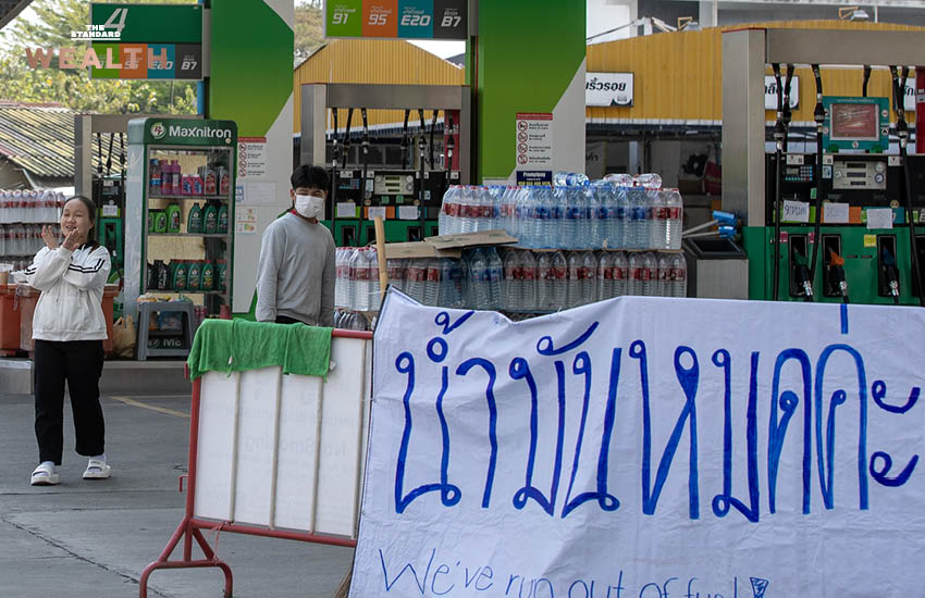 สถานีบริการน้ำมันหลายแห่งติดป้ายแจ้ง 'น้ำมันหมด' หรือ 'น้ำมันอยู่ระหว่างขนส่ง' สะท้อนวิกฤตการขาดแคลนและพฤติกรรม Panic Buy ของประชาชน 2