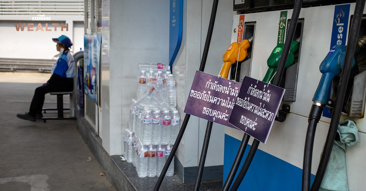 ภาพกราฟิกแสดงผลกระทบจากการลดภาษีสรรพสามิตน้ำมัน 1 บาทต่อลิตร ซึ่งส่งผลให้รัฐสูญเสียรายได้ประมาณ 2,800 ล้านบาทต่อเดือน โดยมีกลไกกองทุนน้ำมันเชื้อเพลิงเป็นทางเลือกสำคัญในการพิจารณา