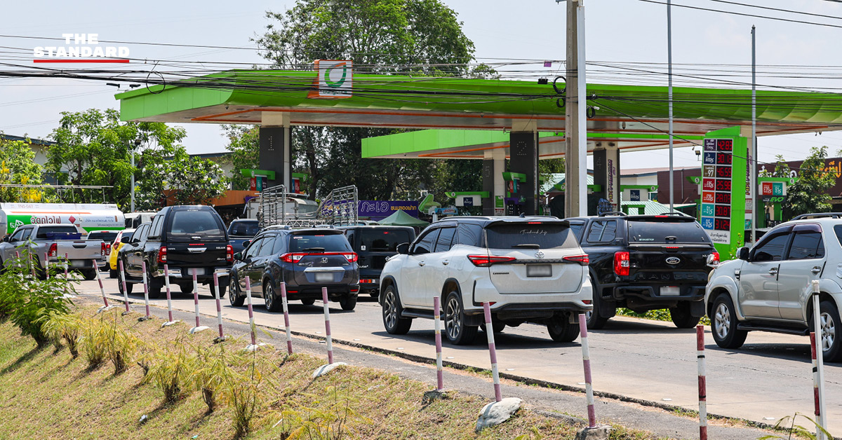ประชาชนต่อคิวรอเติมน้ำมันที่ปั๊มน้ำมันในจังหวัดปทุมธานี ท่ามกลางความกังวลสงครามและราคาสินค้าขึ้น