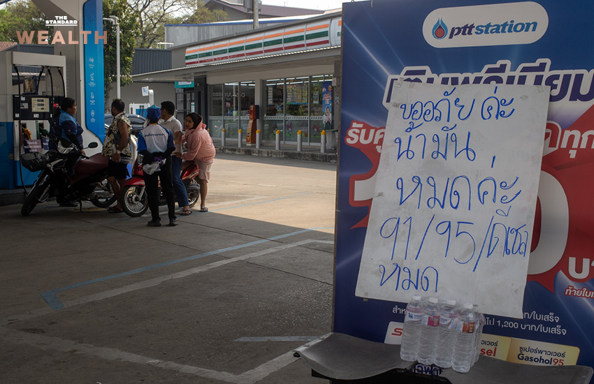 ภาพบรรยากาศป้ายประกาศน้ำมันหมดที่สถานีบริการน้ำมัน และเจ้าหน้าที่ภาครัฐลงพื้นที่ตรวจสอบ 2