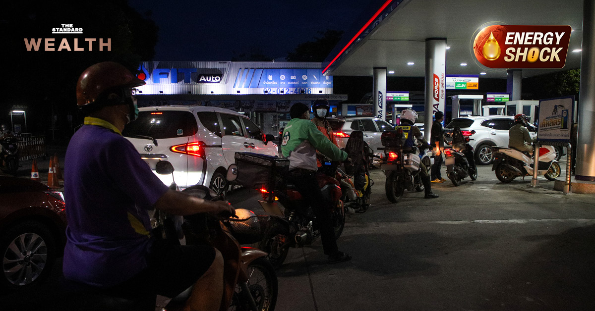 ปั๊มน้ำมันและราคาน้ำมันดีเซลที่ปรับขึ้น พร้อมภาพประกอบการเปรียบเทียบผลกระทบต่อเศรษฐกิจไทยและมาเลเซีย