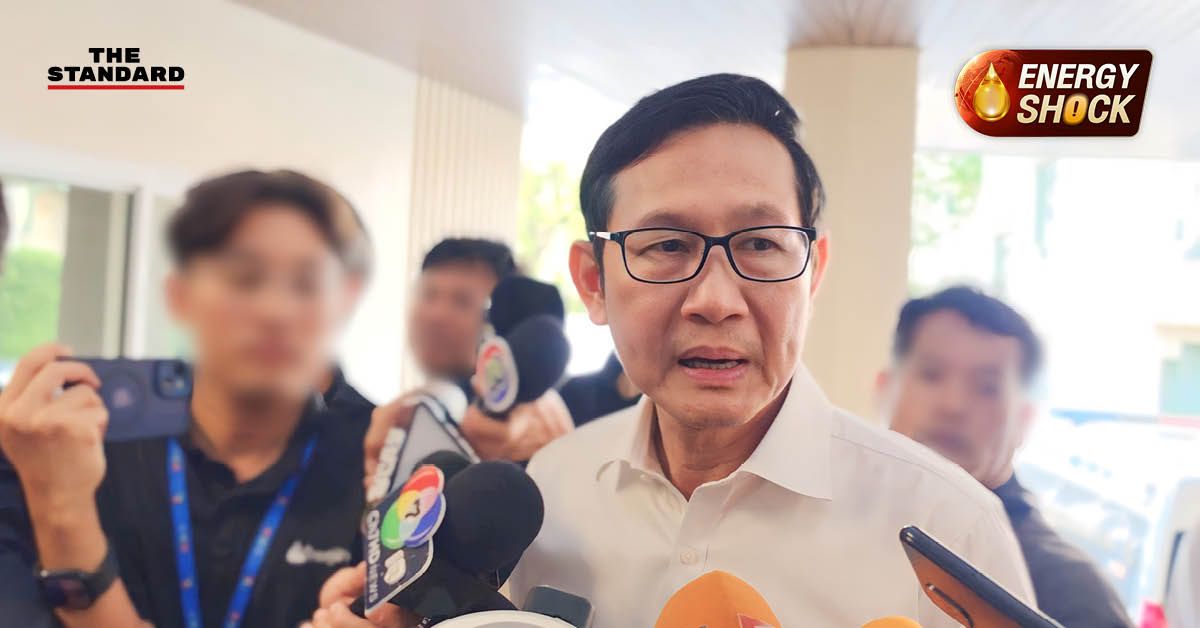 ภาพประกอบข่าว แสดงข้อความ 'น้ำมันไม่ขาด มีสำรองยาว 100 วัน' และ 'ขอ 4 หน่วยงานปลดล็อก รถขนส่งวิ่งเติมปั๊ม'