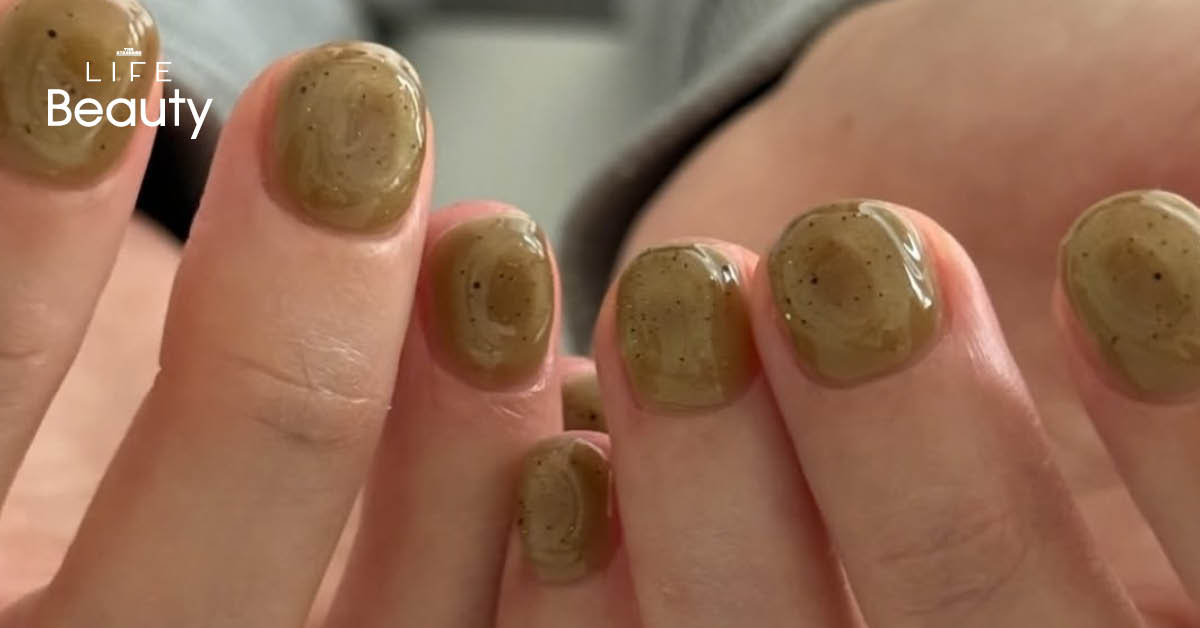 เทรนด์เล็บสี Olive Green ที่ได้รับแรงบันดาลใจจากธรรมชาติ ให้ลุคสุขุมแบบ Quiet Luxury