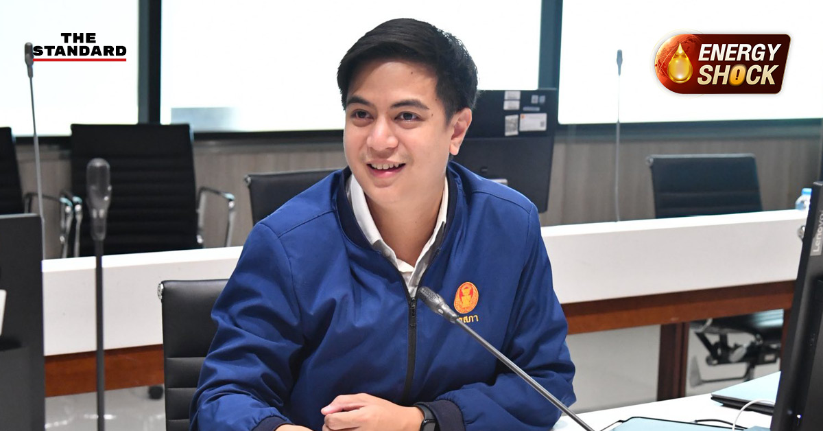 ภาพ ส.ส. ฝ่ายค้านกำลังประชุมหารือกันในอาคารรัฐสภา เพื่อเตรียมยื่นญัตติด่วนแก้วิกฤตพลังงาน