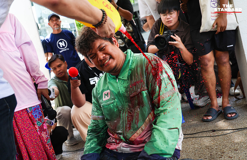 ตัวแทน 14 องค์กรภาคประชาสังคม ยื่นหนังสือเรียกร้องลดราคาน้ำมันและค่าไฟที่ศูนย์รับเรื่องราวร้องทุกข์ของรัฐบาล 1