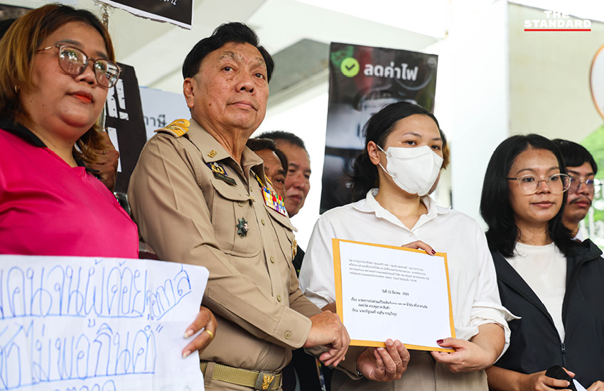 ตัวแทน 14 องค์กรภาคประชาสังคม ยื่นหนังสือเรียกร้องลดราคาน้ำมันและค่าไฟที่ศูนย์รับเรื่องราวร้องทุกข์ของรัฐบาล 10