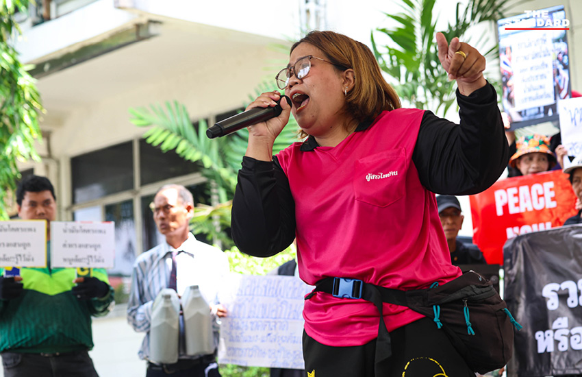 ตัวแทน 14 องค์กรภาคประชาสังคม ยื่นหนังสือเรียกร้องลดราคาน้ำมันและค่าไฟที่ศูนย์รับเรื่องราวร้องทุกข์ของรัฐบาล 11