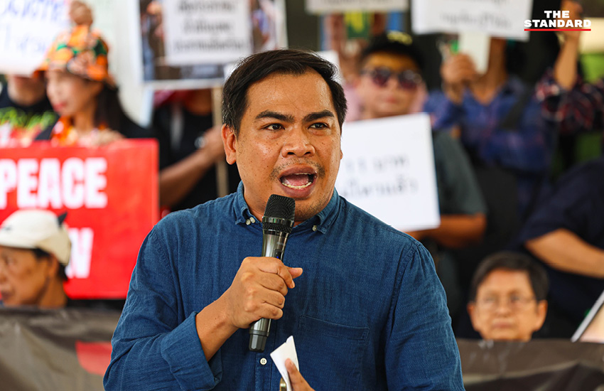 ตัวแทน 14 องค์กรภาคประชาสังคม ยื่นหนังสือเรียกร้องลดราคาน้ำมันและค่าไฟที่ศูนย์รับเรื่องราวร้องทุกข์ของรัฐบาล 12