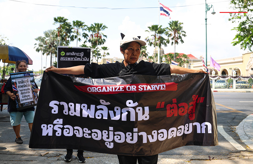 ตัวแทน 14 องค์กรภาคประชาสังคม ยื่นหนังสือเรียกร้องลดราคาน้ำมันและค่าไฟที่ศูนย์รับเรื่องราวร้องทุกข์ของรัฐบาล 3