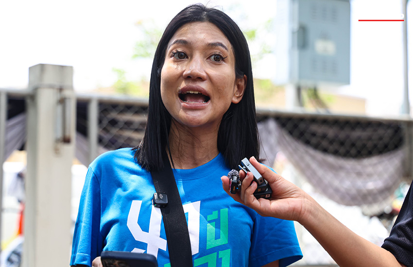 ตัวแทน 14 องค์กรภาคประชาสังคม ยื่นหนังสือเรียกร้องลดราคาน้ำมันและค่าไฟที่ศูนย์รับเรื่องราวร้องทุกข์ของรัฐบาล 4