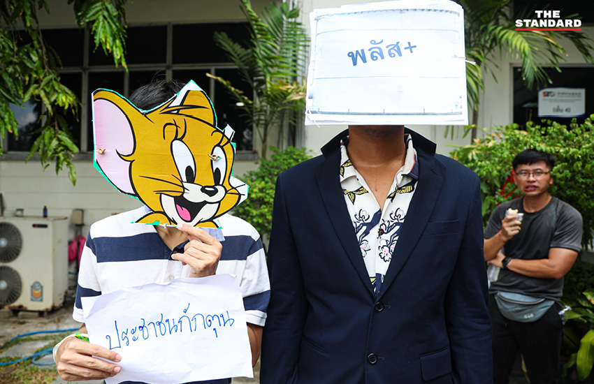 ตัวแทน 14 องค์กรภาคประชาสังคม ยื่นหนังสือเรียกร้องลดราคาน้ำมันและค่าไฟที่ศูนย์รับเรื่องราวร้องทุกข์ของรัฐบาล 5