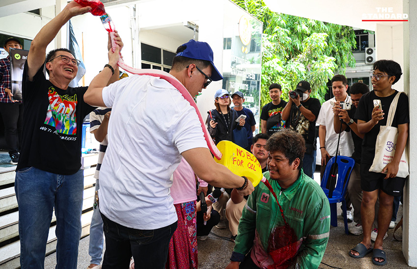 ตัวแทน 14 องค์กรภาคประชาสังคม ยื่นหนังสือเรียกร้องลดราคาน้ำมันและค่าไฟที่ศูนย์รับเรื่องราวร้องทุกข์ของรัฐบาล 7