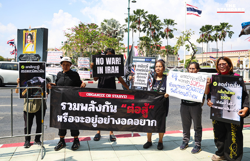 ตัวแทน 14 องค์กรภาคประชาสังคม ยื่นหนังสือเรียกร้องลดราคาน้ำมันและค่าไฟที่ศูนย์รับเรื่องราวร้องทุกข์ของรัฐบาล 8