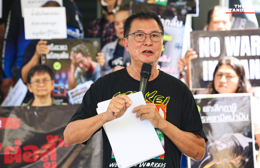 ตัวแทน 14 องค์กรภาคประชาสังคม ยื่นหนังสือเรียกร้องลดราคาน้ำมันและค่าไฟที่ศูนย์รับเรื่องราวร้องทุกข์ของรัฐบาล 9