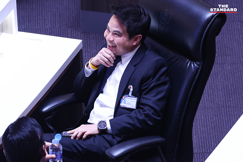 สภาผู้แทนราษฎร กำลังอภิปรายวาระแห่งชาติเพื่อแก้ไขวิกฤตพลังงาน โดยมี สส. จากทั้งรัฐบาลและฝ่ายค้านเข้าร่วมประชุมนับร้อยคน 12