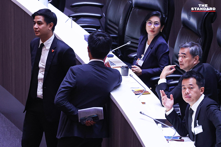 สภาผู้แทนราษฎร กำลังอภิปรายวาระแห่งชาติเพื่อแก้ไขวิกฤตพลังงาน โดยมี สส. จากทั้งรัฐบาลและฝ่ายค้านเข้าร่วมประชุมนับร้อยคน 13