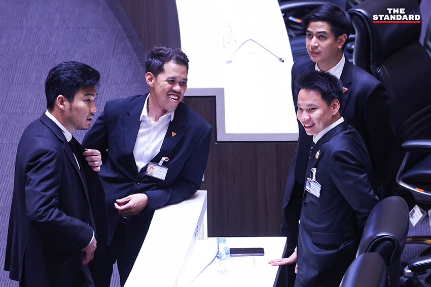 สภาผู้แทนราษฎร กำลังอภิปรายวาระแห่งชาติเพื่อแก้ไขวิกฤตพลังงาน โดยมี สส. จากทั้งรัฐบาลและฝ่ายค้านเข้าร่วมประชุมนับร้อยคน 15