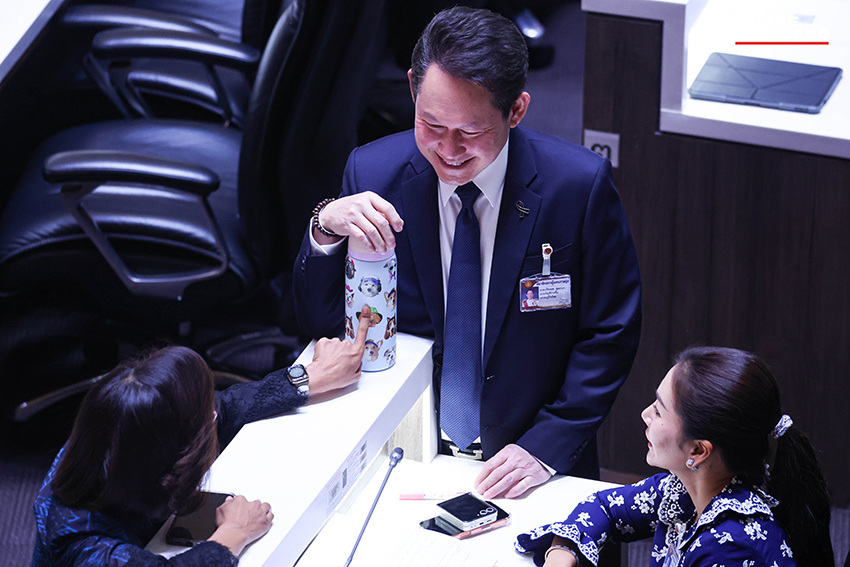 สภาผู้แทนราษฎร กำลังอภิปรายวาระแห่งชาติเพื่อแก้ไขวิกฤตพลังงาน โดยมี สส. จากทั้งรัฐบาลและฝ่ายค้านเข้าร่วมประชุมนับร้อยคน 19